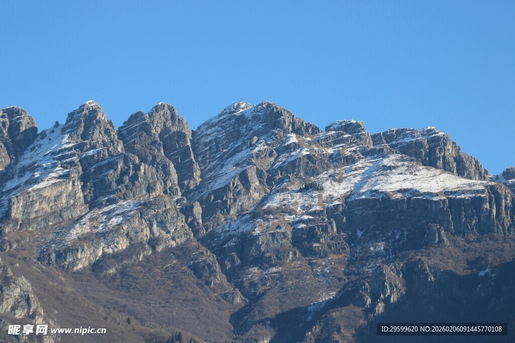 巍峨雪山壮丽景致