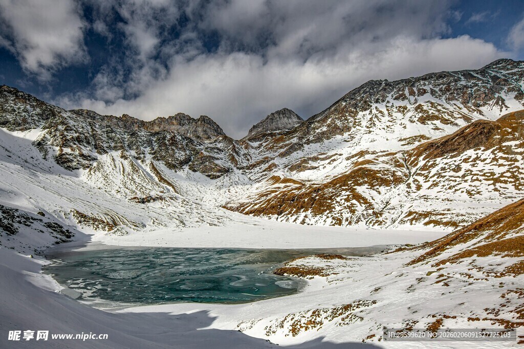 雪山环抱的静谧蓝湖