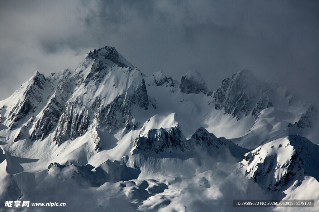 巍峨雪山云雾缭绕