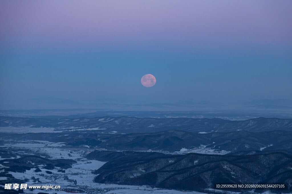 雪野上的朦胧月色