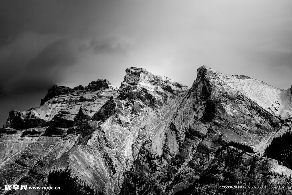 黑白壮丽山峰景观