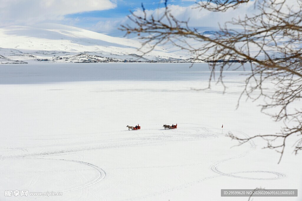 冬日雪湖孤舟静谧景象