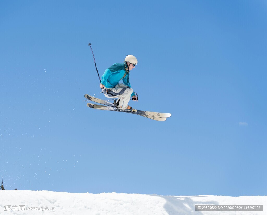 滑雪者空中炫酷跳跃