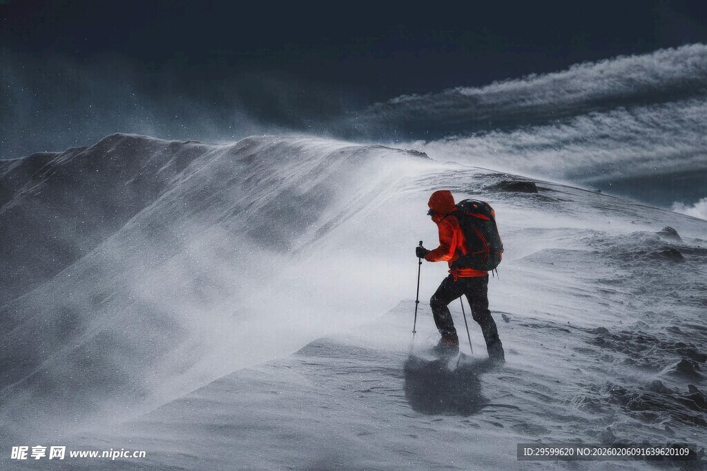 登山者在风雪中坚毅前行