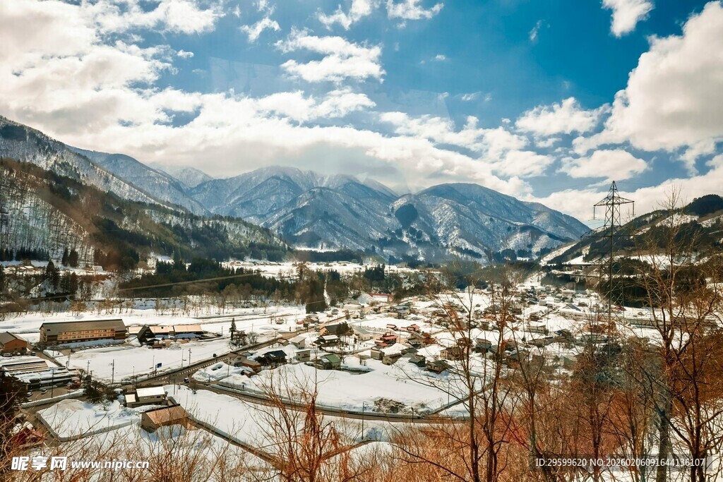 冬日山间小镇雪景