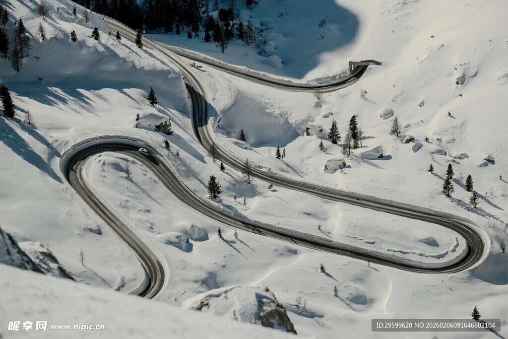 雪山上的蜿蜒赛道