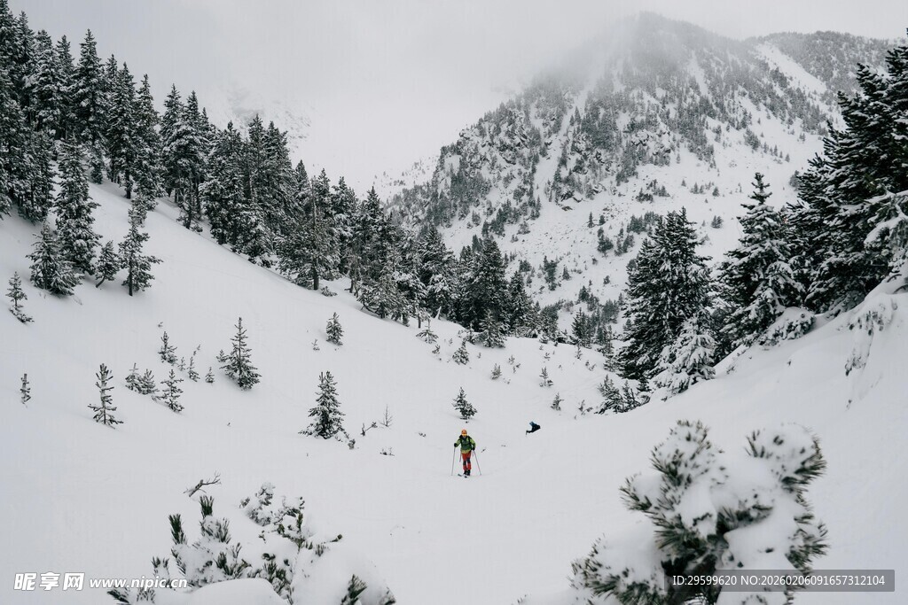 雪中山谷徒步景象