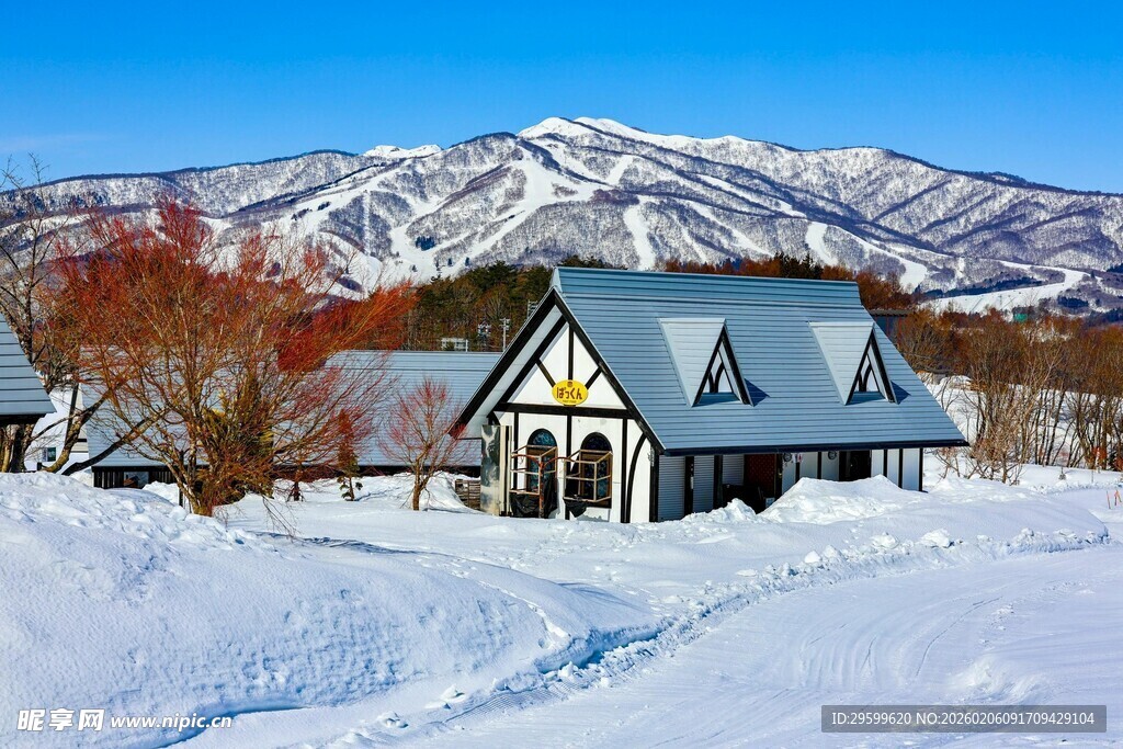 雪覆小屋与远山美景