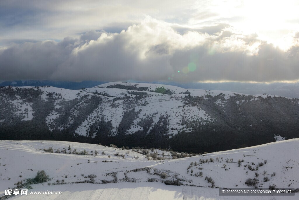 冬日雪山壮丽风光