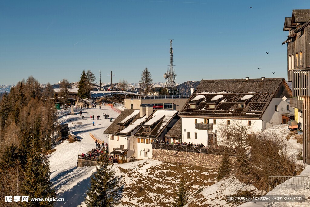 冬日雪景中的古朴建筑群