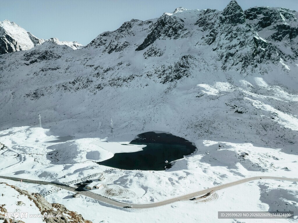 雪山环绕中的静谧湖泊