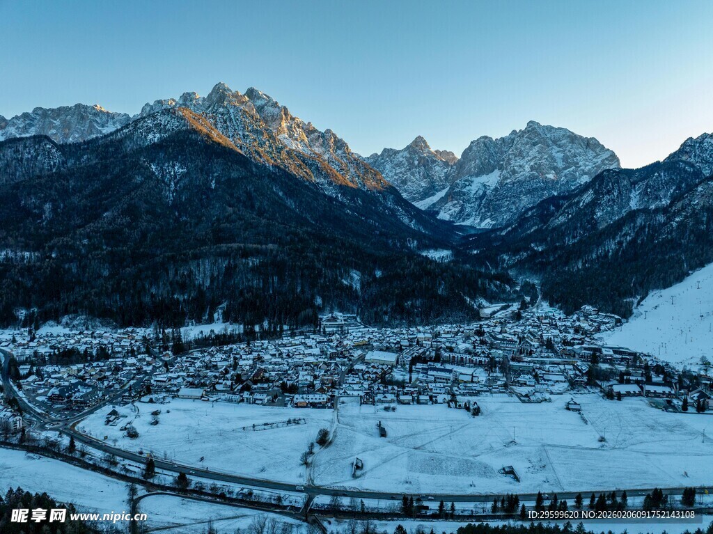 冬日雪覆山间小镇美景