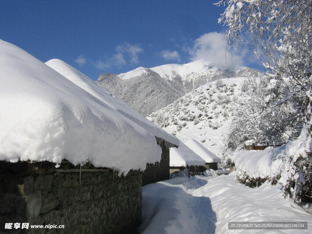 雪覆山间村落美景