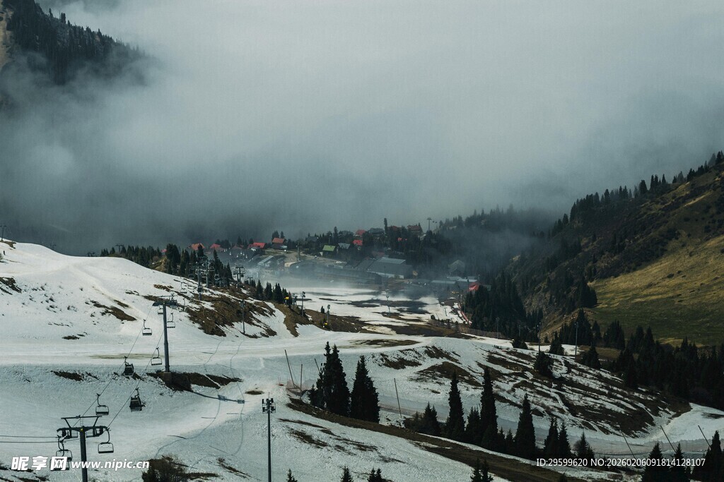 雪山山谷中的静谧景致