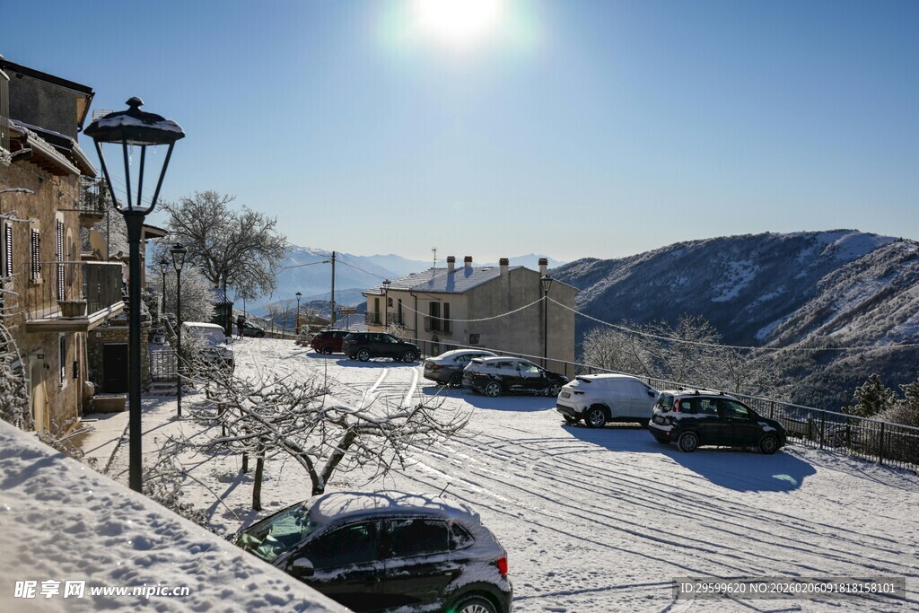冬日雪景中的静谧街道