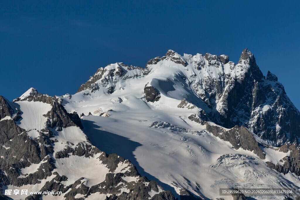 巍峨雪山壮丽景致