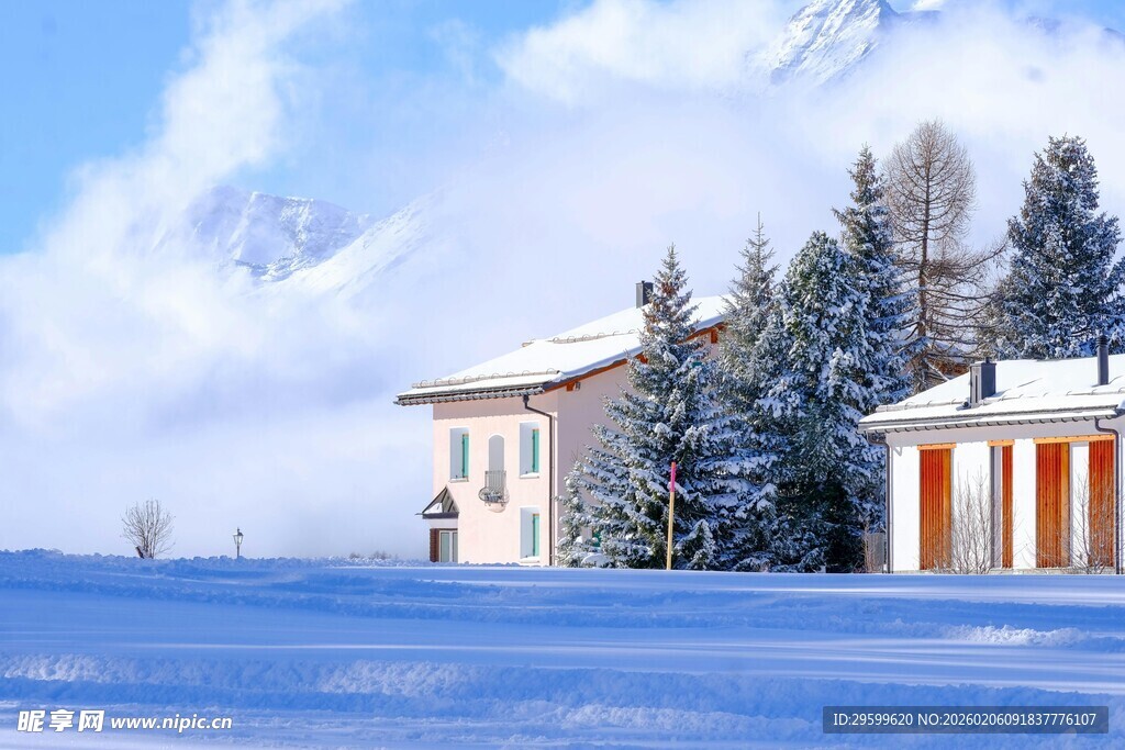 冬日雪景中的温馨小屋