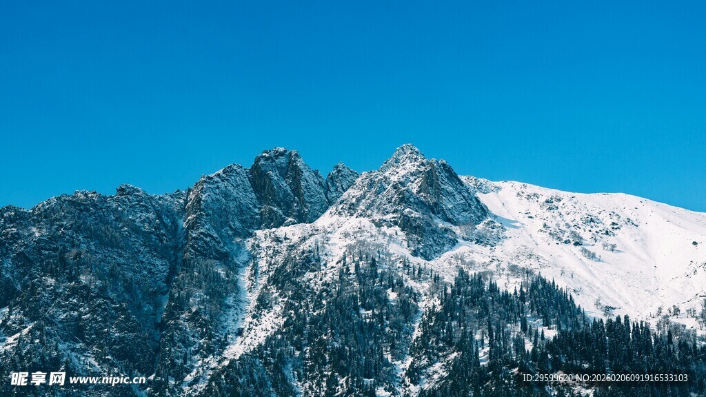 雪山巍峨壮丽景观