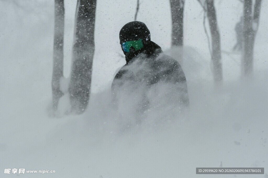 雪中穿行的户外爱好者