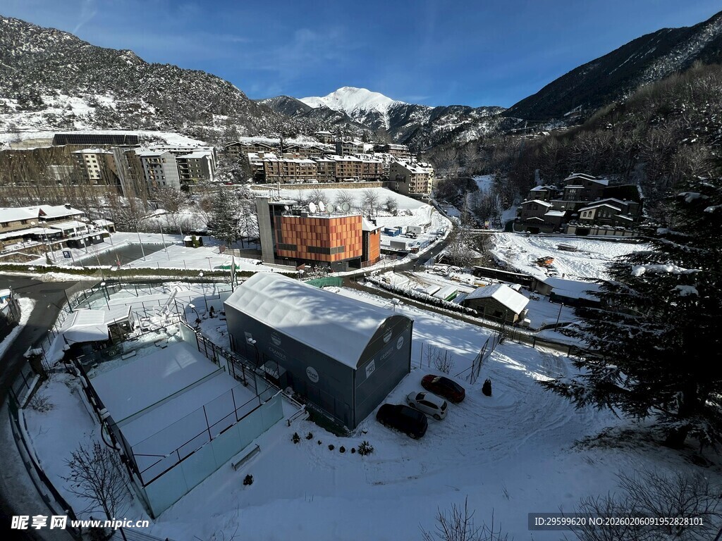 冬日雪山下的城镇景观