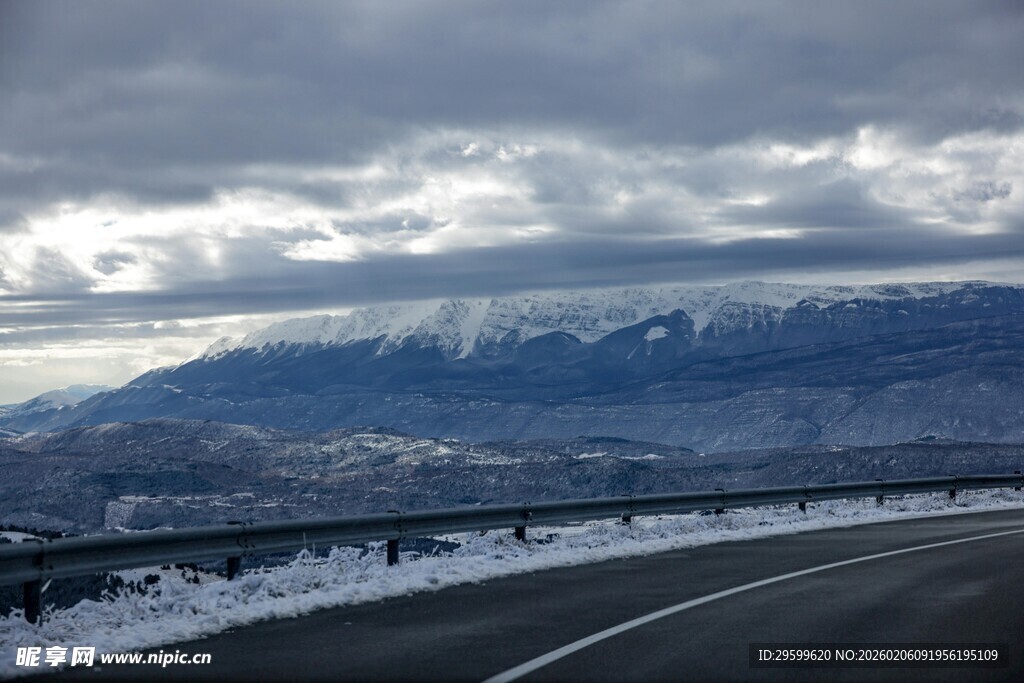 蜿蜒公路旁的雪山景致