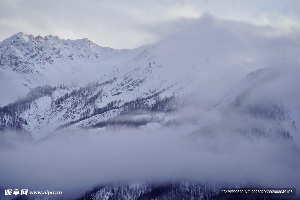 雪山云雾缭绕的壮美景观