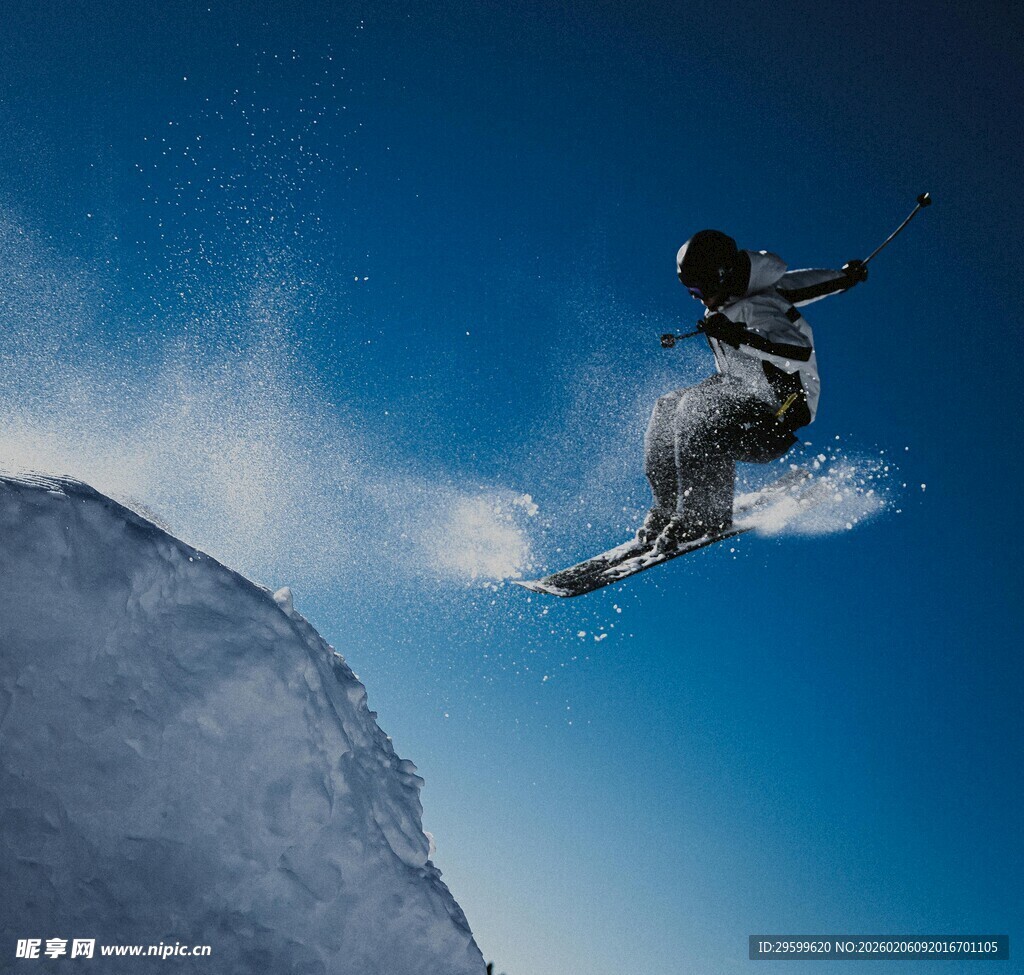 空中炫技的滑雪者