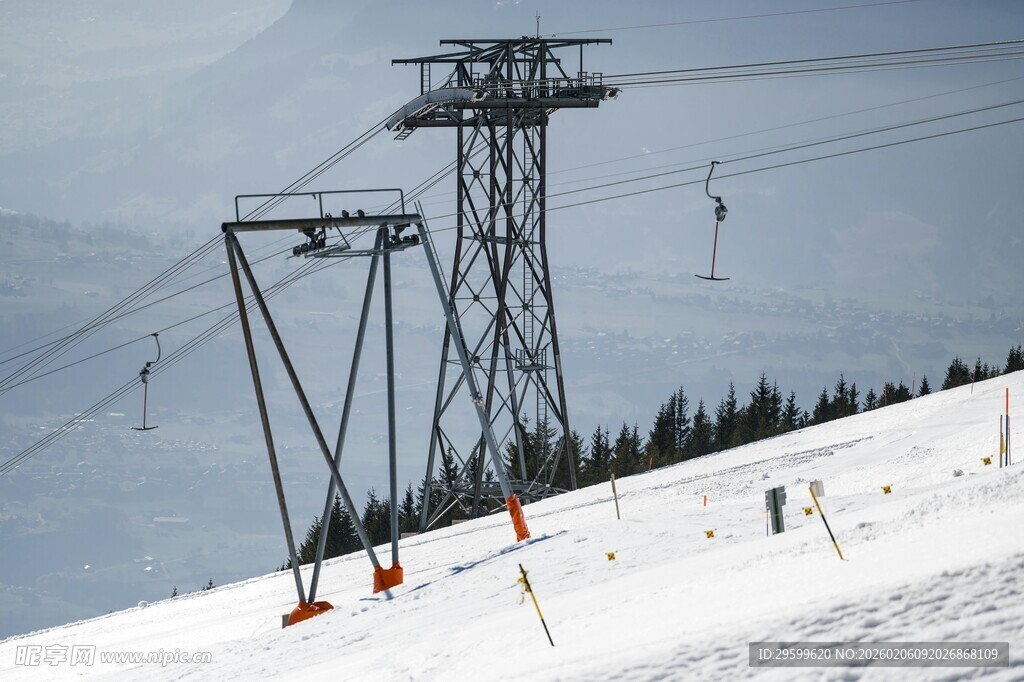 雪山中的缆车索道设施