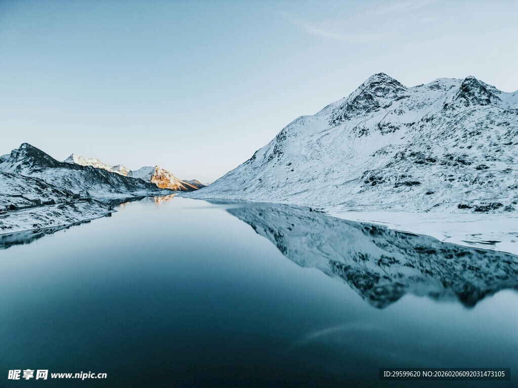 雪山下的静谧湖面倒影