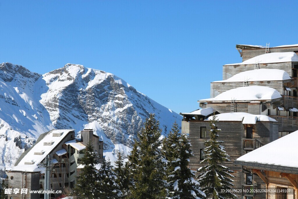 雪山旁的冬日建筑景观