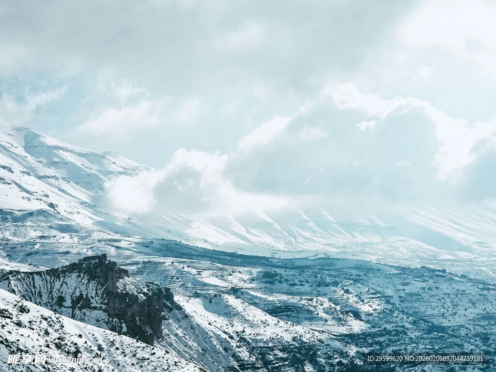 雪山云海壮丽风光