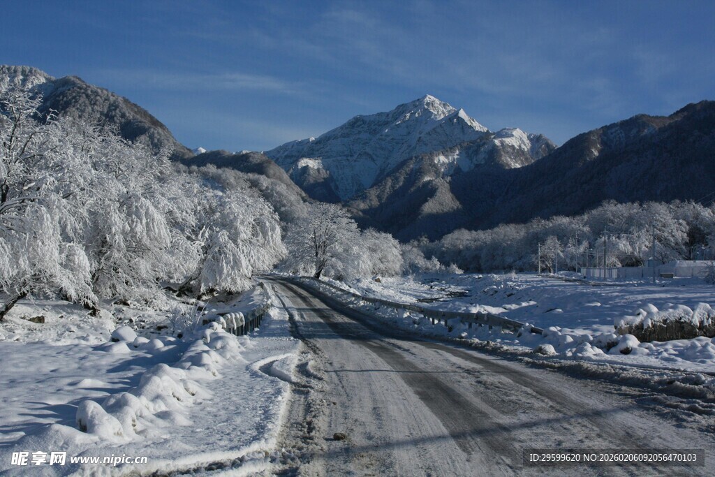 冬日雪山间的蜿蜒道路