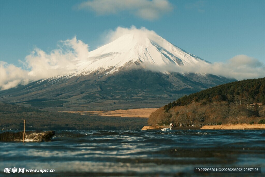 富士山下的宁静湖景