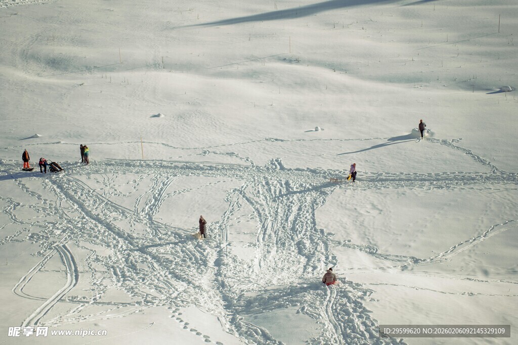 雪地中人们留下的趣味足迹