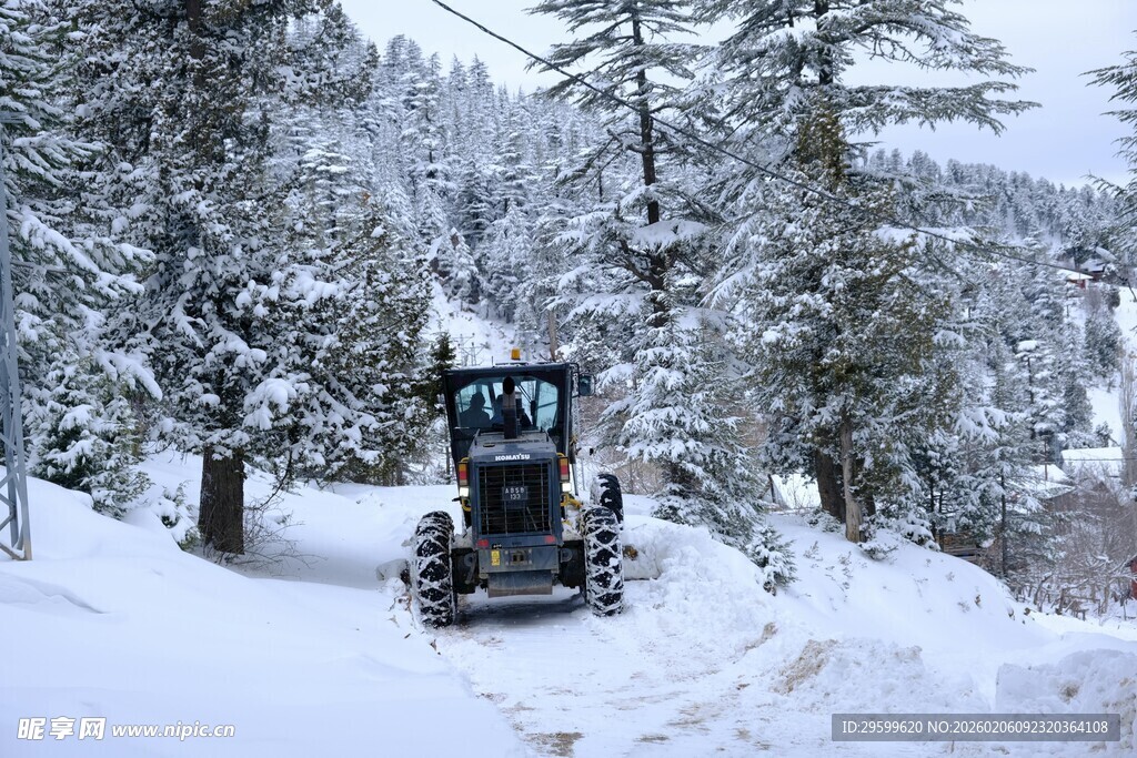 雪地中的推土机作业场景