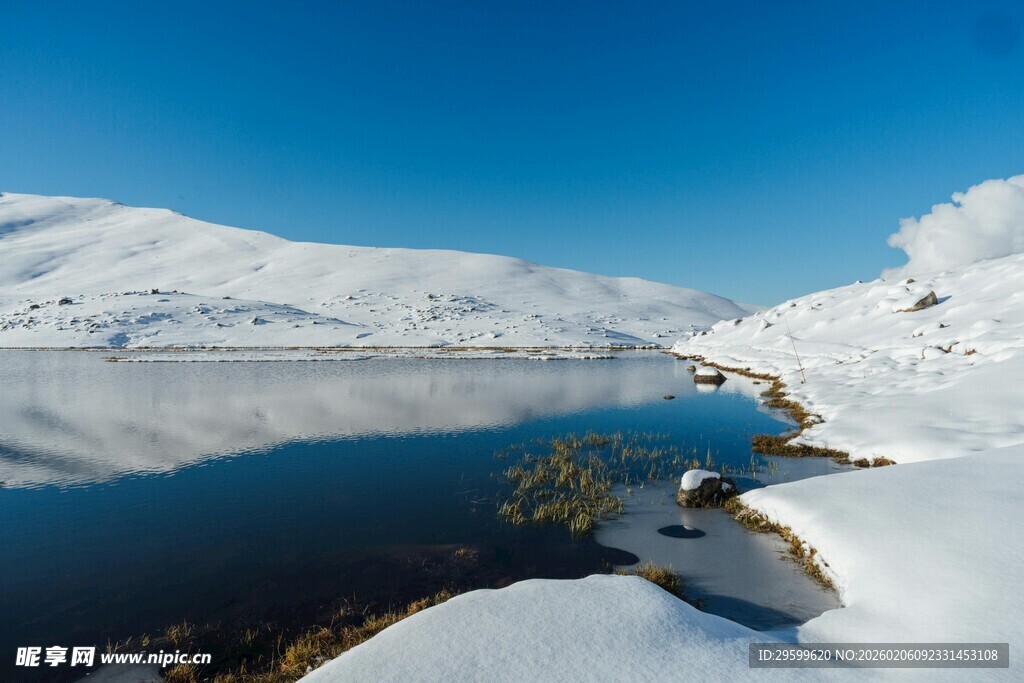冬日静谧雪景中的平静湖水