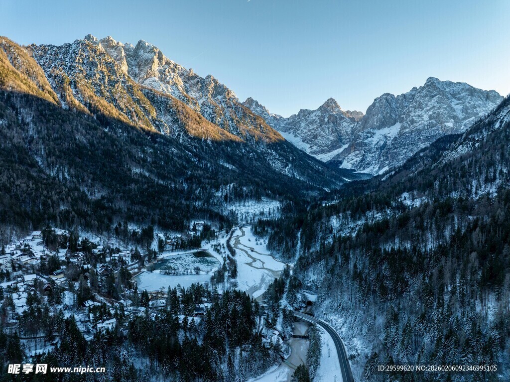 冬日山谷雪景壮丽风光
