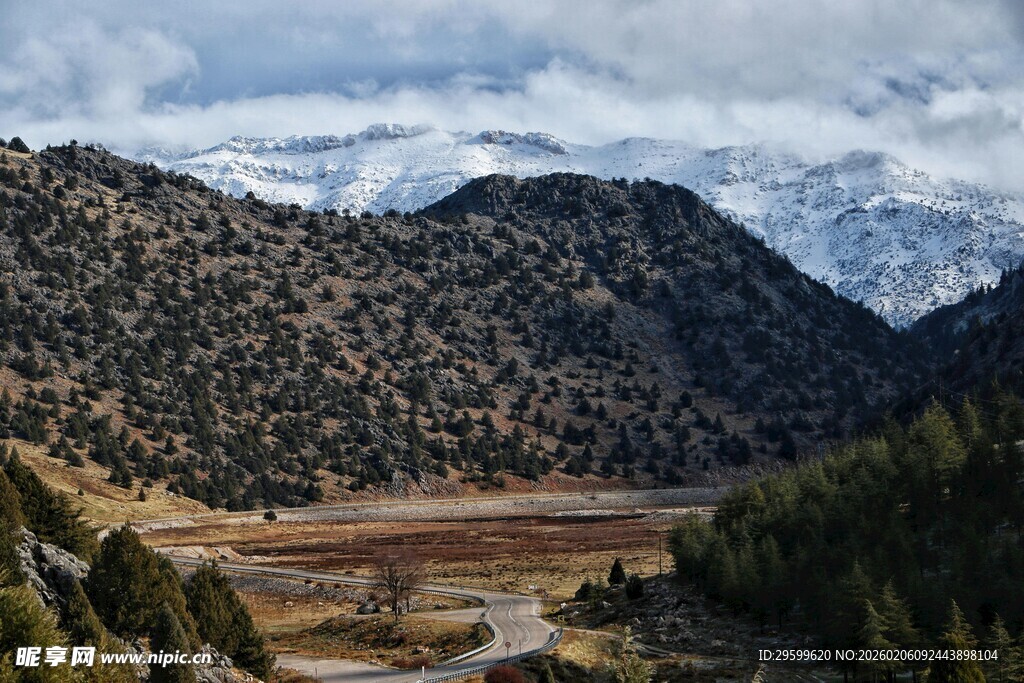 山间开阔谷地壮丽风光