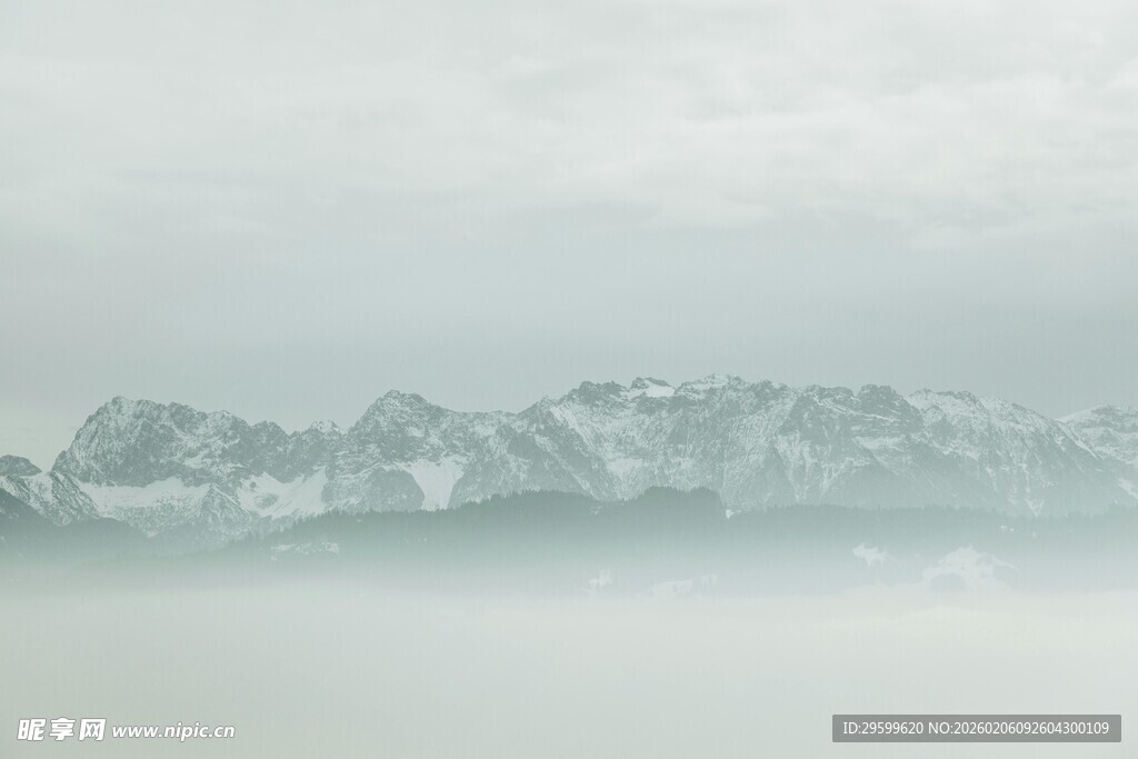 云雾缭绕中的山峦美景