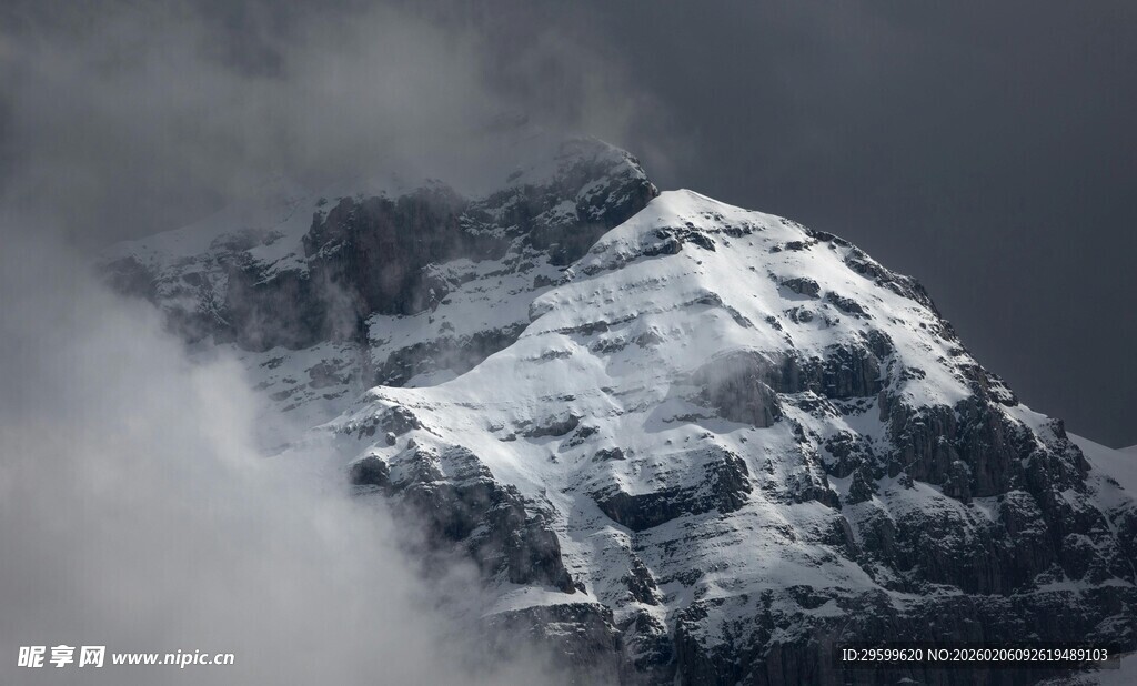 云雾缭绕的巍峨雪山