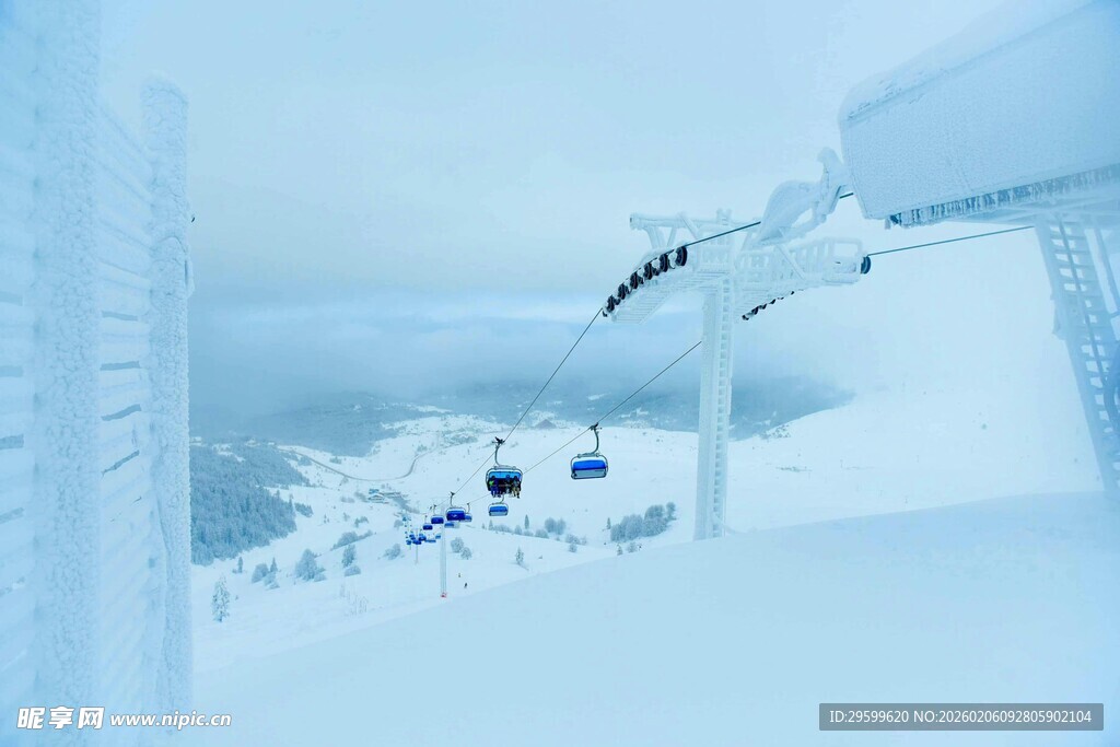 雪中山景缆车景观