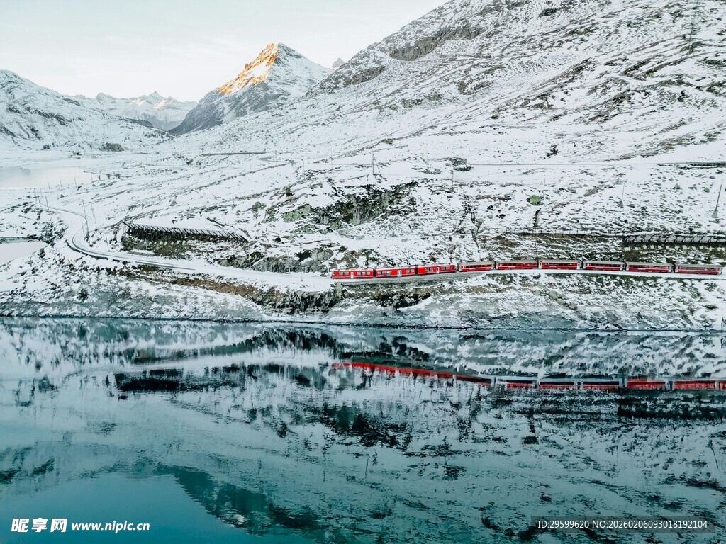 雪山下的宁静湖泊倒影