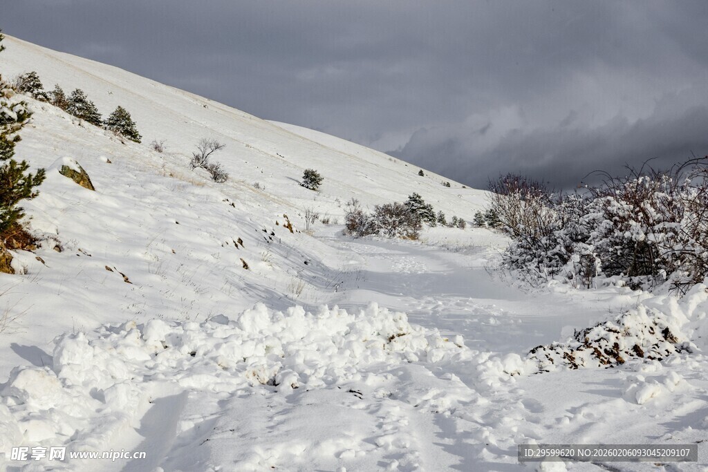冬日雪景中的山间雪地