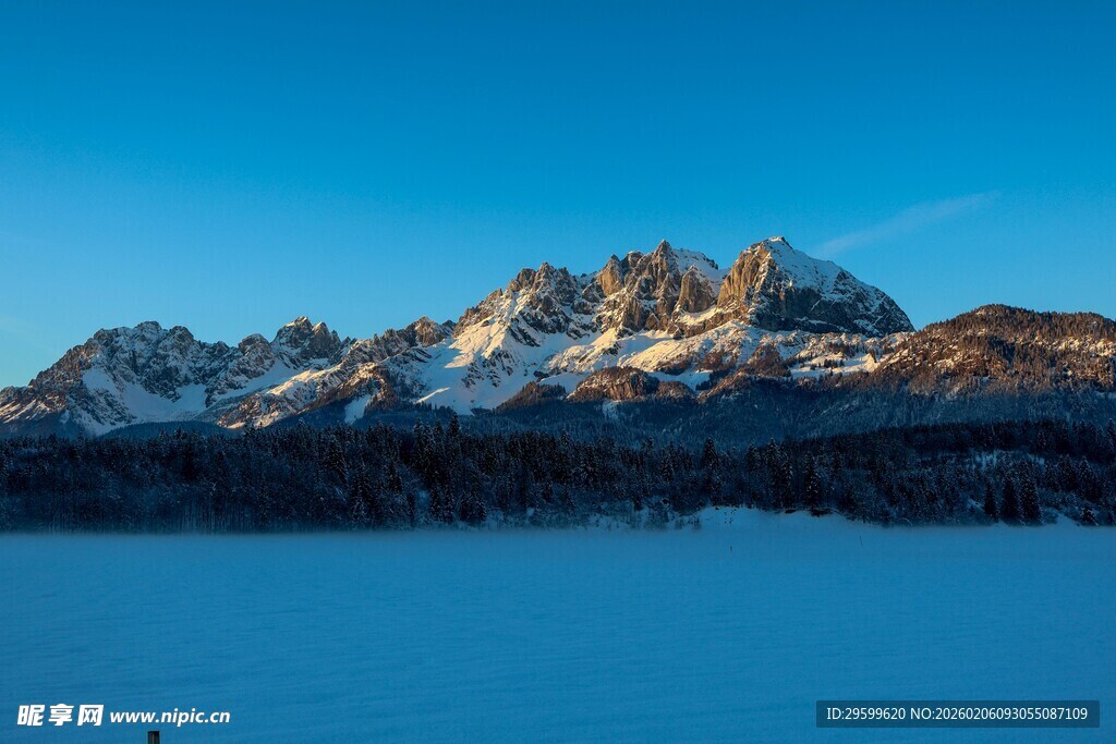 雪山映湖的壮丽景致