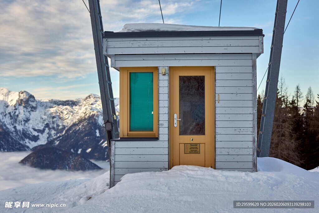 雪山下的温馨小屋