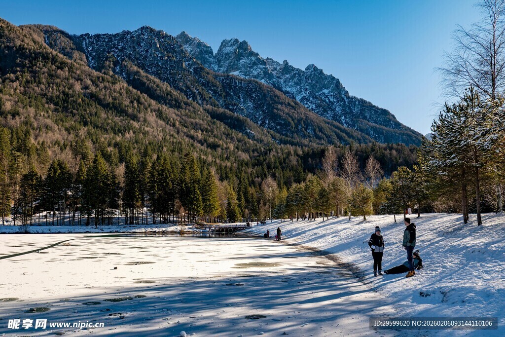 冬日雪山下的欢乐游玩场景