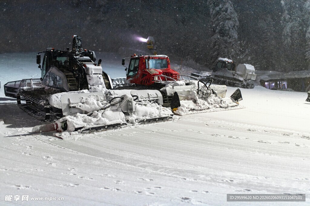 雪地除雪车作业场景