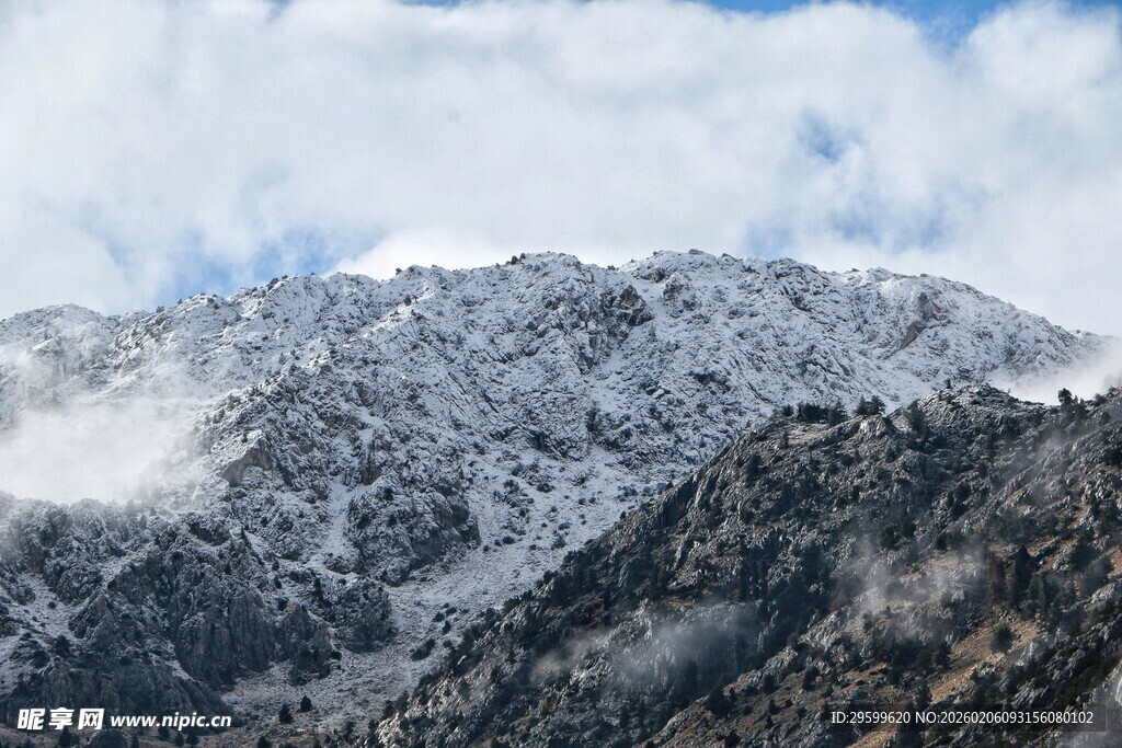 雪山云雾缭绕壮丽景观