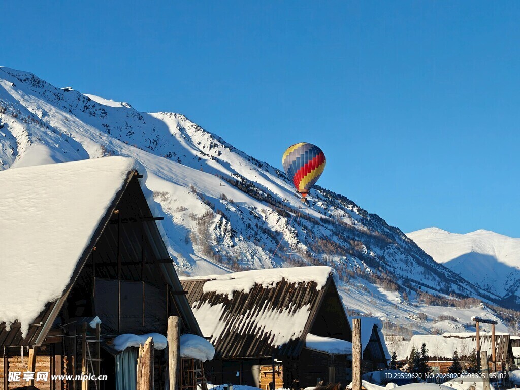 雪山下的木屋与滑翔伞