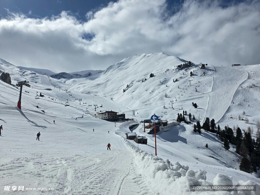 雪山滑雪场壮丽雪景